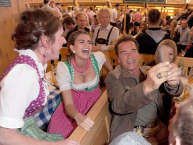 Mindenki legyen olyan boldog, mint Arnold Schwarzenegger az Oktoberfesten!