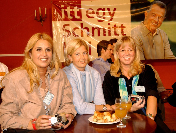2002. október 20. Schmitt Pál három leánya, balról Gréta, Petra, Alexa.
