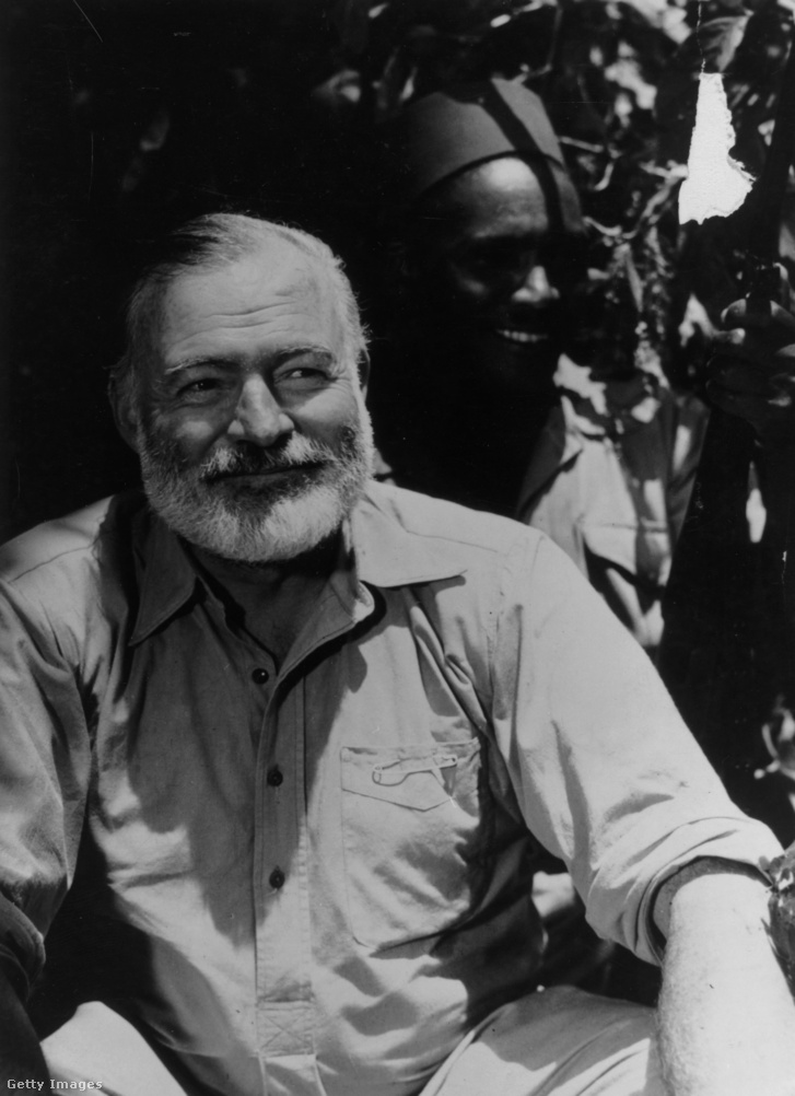 Ernest Hemingway egy afrikai szafarin 1954-ben