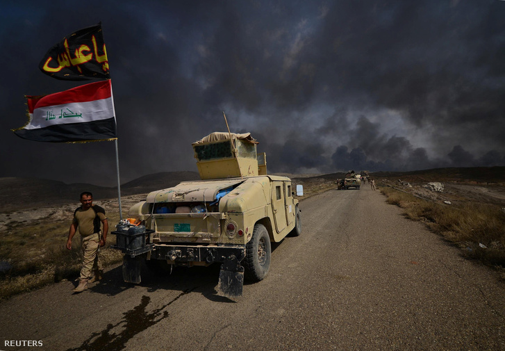 Iraki katonák Havídzsa közelében, az eget felgyújtott olajkutak füstje sötétíti el