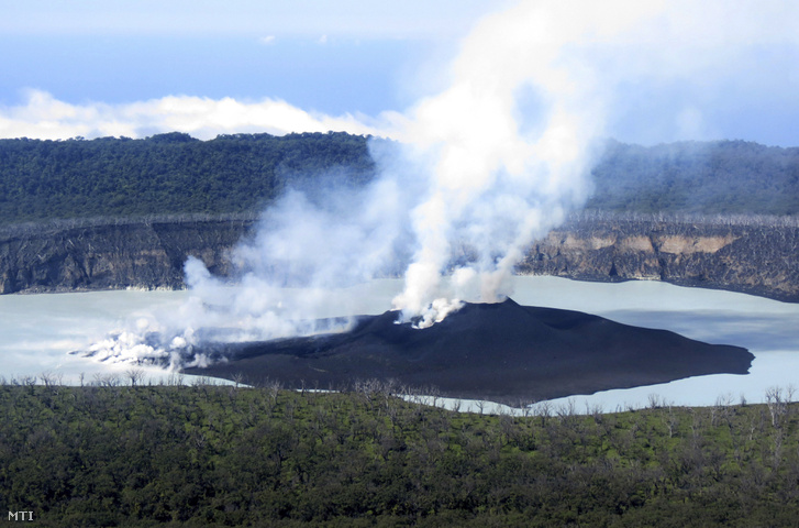 A Meteorológia és a Földtani Veszélyforrások Vanuatui Minisztériumának Földtani Veszélyforrások Osztálya által közreadott 2017. szeptember 30-án készített légi felvétele a Vui-tóban kialakult vulkáni kúpról
