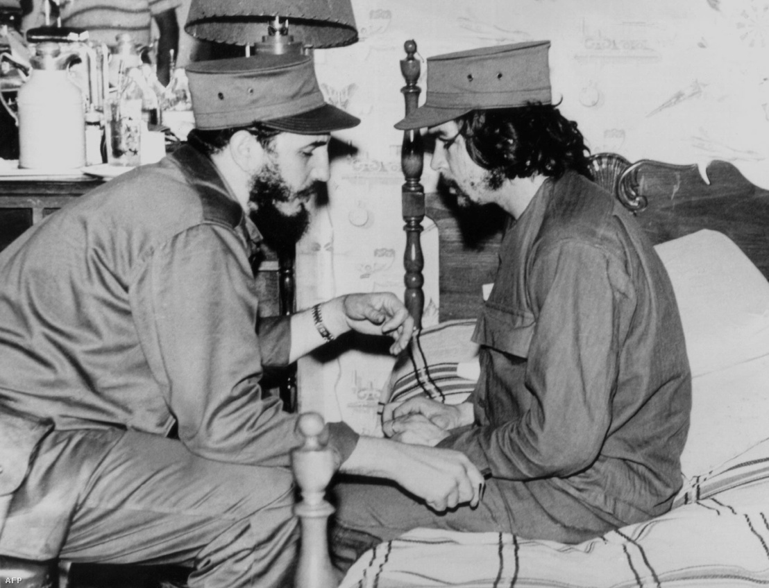 1959. január 1. Fidel Castro és Che Guevara havannai barakkjában