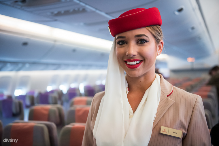 Tudtad, hogy a légiutas-kísérők más ruhában vannak, amikor a fedélzeten dolgoznak, és amikor le- és felszálláskor üdvözölnek és búcsúznak? Induláskor és érkezéskor így néznek ki, fejükön sállal egybeépített kalappal, magassarkú cipővel.
                        Itt egy videó arról arról, hogyan készül az Emirates-kompatibilis smink és haj
