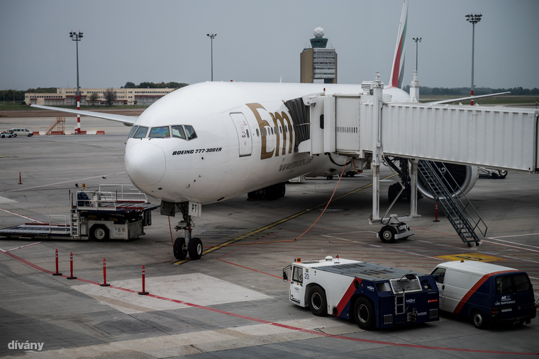 Mivel a légitársaság központja Dubajban van, a lakhatás költségeit is a cég állja