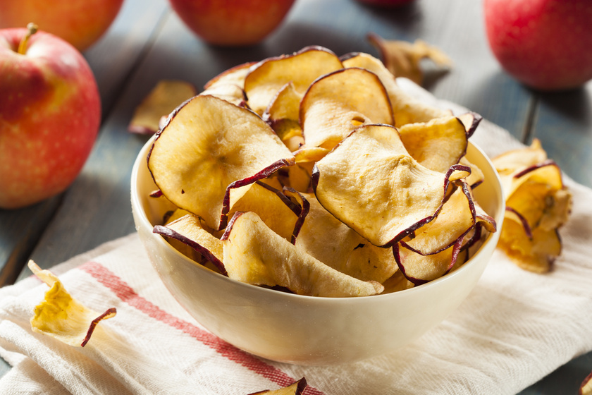 Szeleteld az almát milliméteres vastagságúra, kend ki vékonyan a tepsit olívaolajjal, vagy tegyél alá sütőpapírt, és 90-100 fokon süsd 120-150 percet.