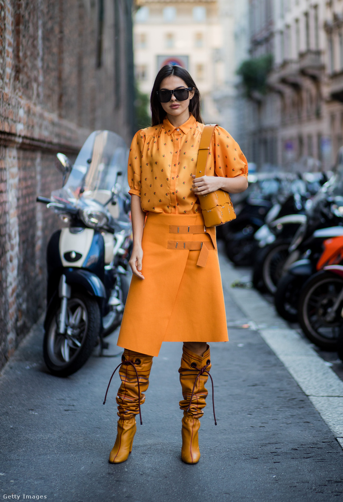 Őszies sárga ruha Doina Ciobanun Milánóban.