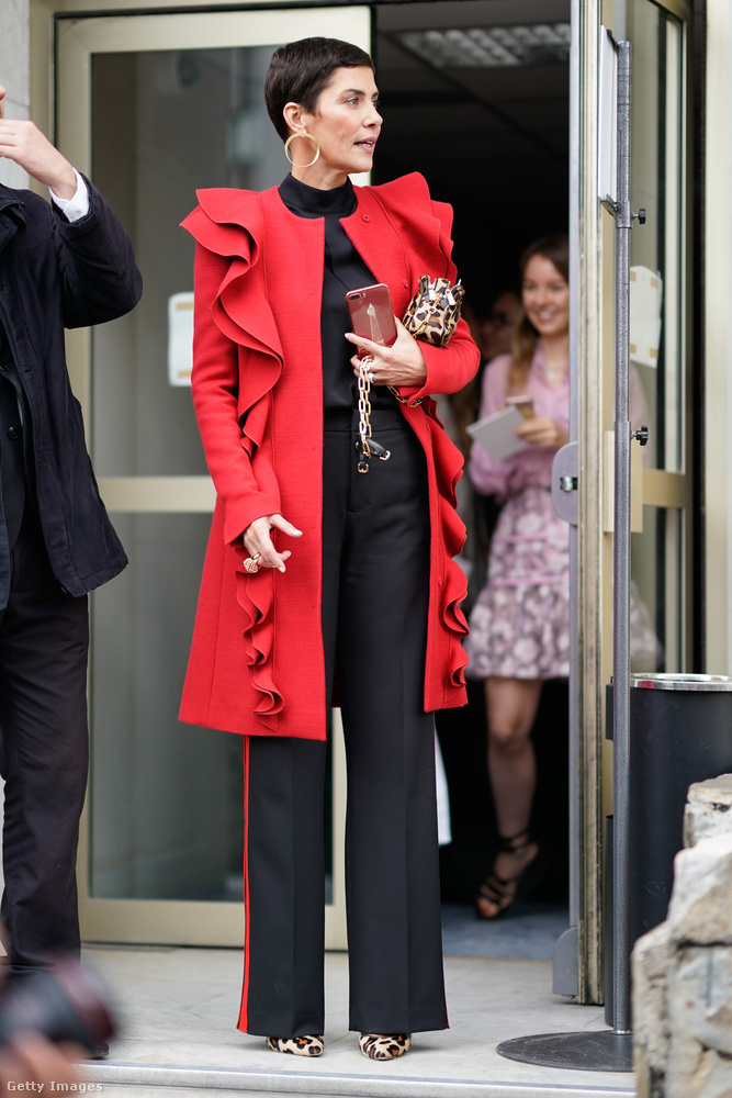 Feketével kombinált piros kabát Cristina Cordula arculati tanácsadón Párizsban.
