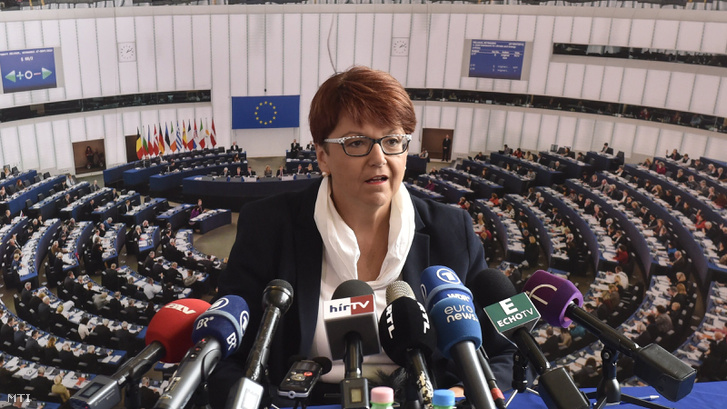 Ingeborg Grässle az Európai Parlament költségvetési ellenõrzõ bizottságának vezetõje sajtótájékoztatót tart a budapesti Európa Ponton 2017. szeptember 20-án.