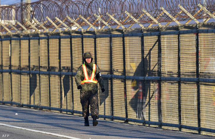 A két Koreát elválasztó kerítés a Keszong övezet határán