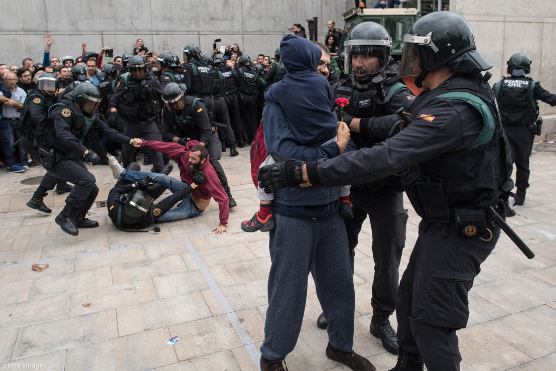 Spanyol rendőrök Barcelonában október 1-én, a referendum napján