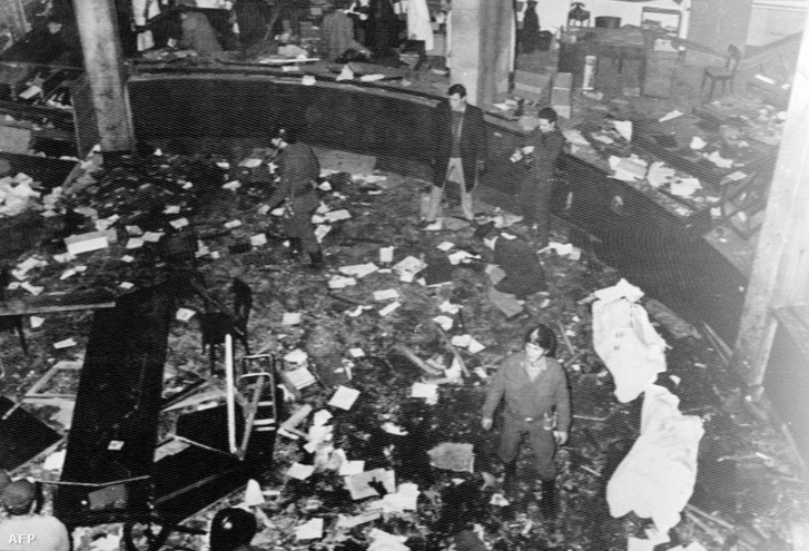 1969. december 12-én az Ordine Nuovo szélsőjobboldali szervezet 5 merényletet hajtott végre 53 percen belül, ebből a legsúlyosabb Milánóban a Piazza Fontanan történt: A Banca Nazionale dell'Agricoltura (Mezőgazdasági Nemzeti Bank) székházában robbantott bomba miatt 17-en meghaltak és 88-an sérültek meg.