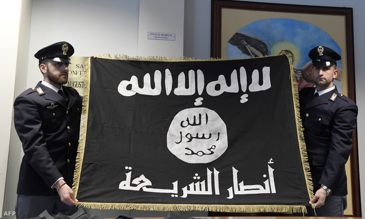 Olasz rendőrök mutatják be az Iszlám Állam elkobzott zászlóját egy sajtótájékoztatón ahol a "Black Flag" elnevezésű antiterrorista műveletről és egy Hmidi Saber nevű, feltehetően a líbiai Ansar al-Sharia, az al-Kaida terrorhálózathoz köthető csoport tagjának letartóztatásáról számoltak be 2017. január 10-én.