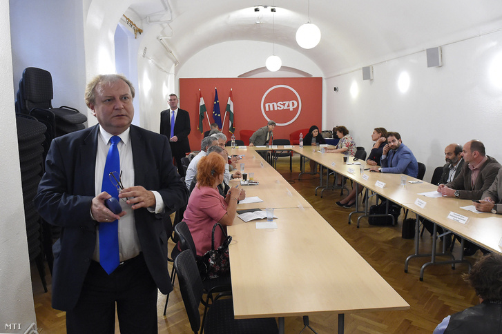 Hiller István az MSZP országos elnökségi tagja a közoktatásban érdekelt szakszervezetekkel és a legnagyobb civil szervezetekkel tartott konzultáció kezdete előtt Budapesten, az MSZP Piros Pont irodájában, 2017. szeptember 26-án.