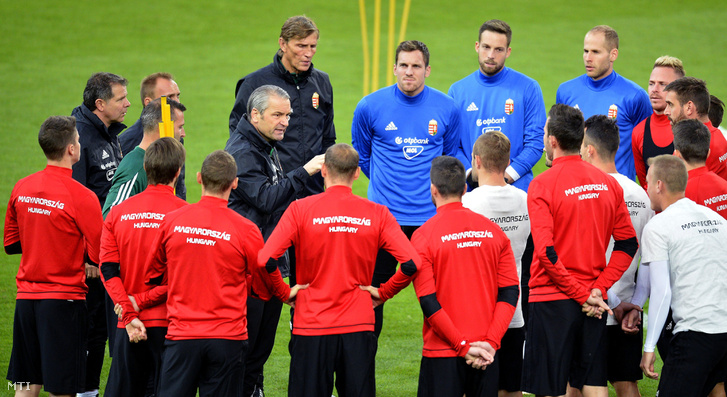 Bernd Storck beszél játékosaihoz a válogatott edzésén Bázelben 2017. október 6-án.