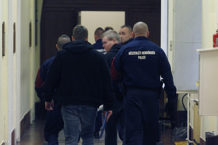 A Teréz körúti robbantás gyanúsítottját kísérik ki 2016. október 21-én a Budai Központi Kerületi Bíróság tárgyalóterméből