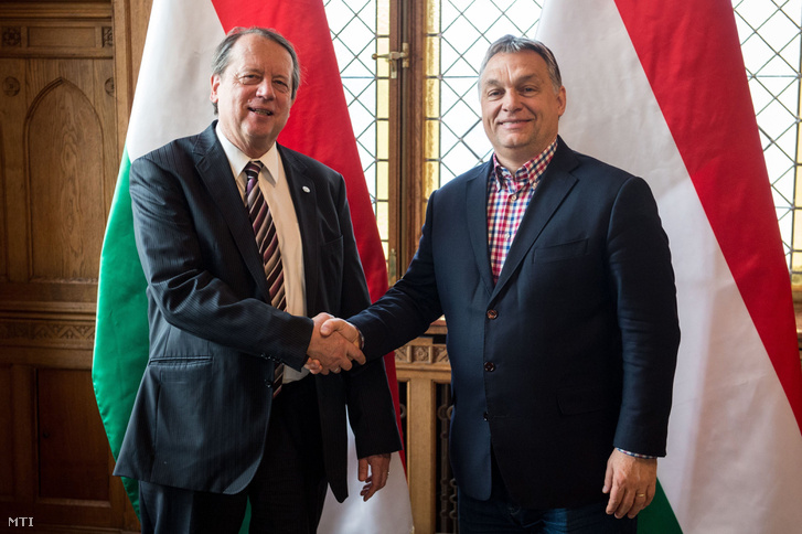 A Miniszterelnöki Sajtóiroda által közreadott képen Orbán Viktor miniszterelnök fogadja Gáncs Pétert, a Magyarországi Evangélikus Egyház elnök-püspökét az Országházban 2016. december 10-én