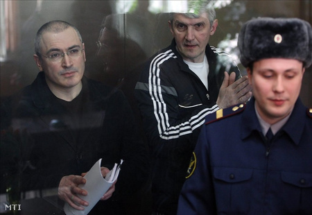 Hodorovszkij és Lebegyev golyóálló üvegfal mögött várják a tárgyalásukat 2010 áprilisában