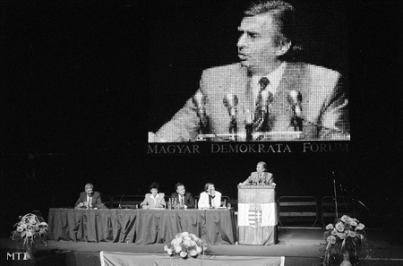 Budapest, 1990. szeptember 23. Antall József miniszterelnök beszél a Magyar Demokrata Fórum országos választási nagygyűlésén