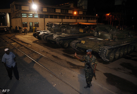 Orosz gyártmányú t-72-es tankok Ukrajnából Mombasában