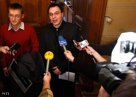 Braun Róbert (középen) a Miniszterelnöki Hivatal helyettes államtitkára 2004-ben. (Mellette Rogán Antal) Fotó: Kovács Tamás