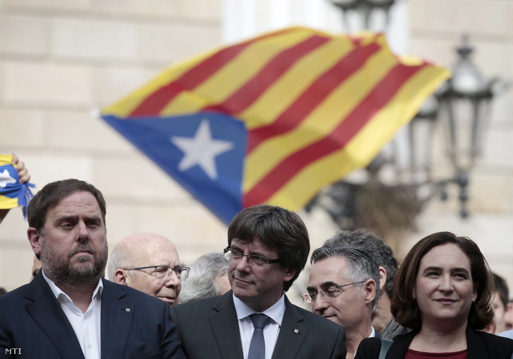 Oriol Junqueras katalán alelnök Carles Puigdemont katalán elnök és Ada Colau barcelonai polgármester