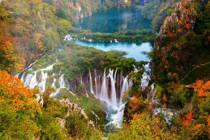 Az erdei utat végig vízesések kísérik. A 20 méter magas Labudovac mögé, akár besétálhatsz, míg lejjebb Horvátország legnagyobbja, a monumentális, 78 méteres Nagy-vízesés vár.