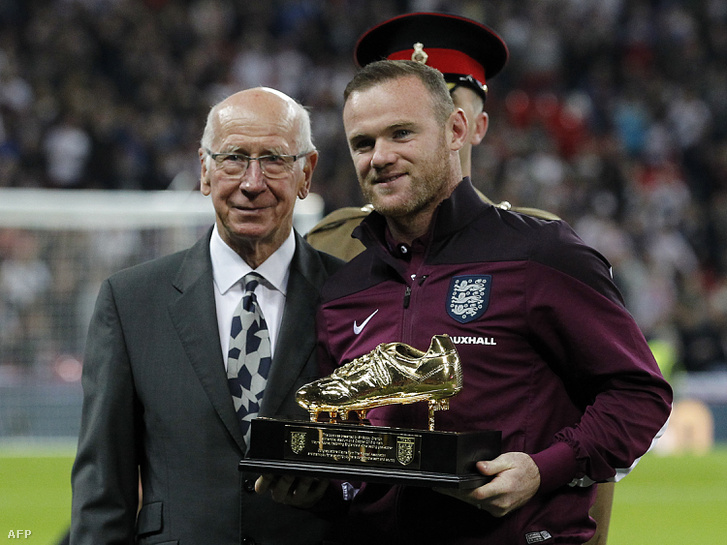 Bobby Chartlon adta át a rekordját megdöntő Wayne Rooney-nak a legtöbb angol válogatott gólért járó emlékdíjat