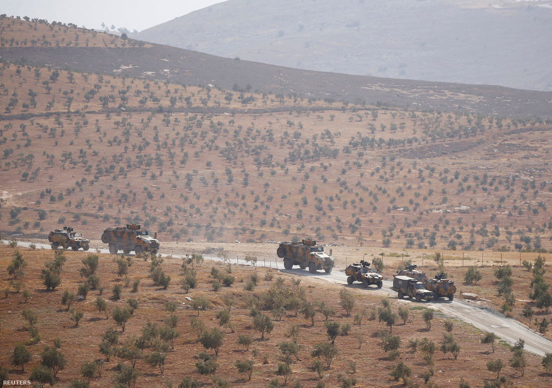 Török harckocsik járőröznek a szíriai határvidéken