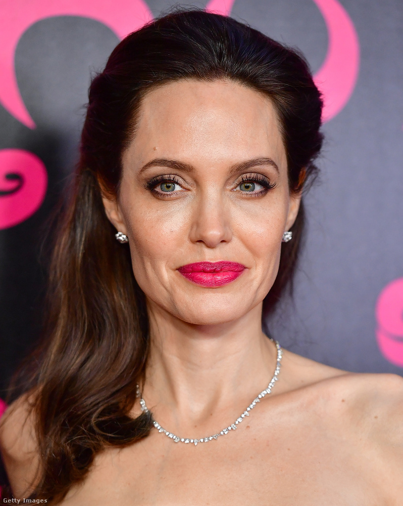 Angelina Jolie-t ugyancsak egy szállodai szobában környékezte meg