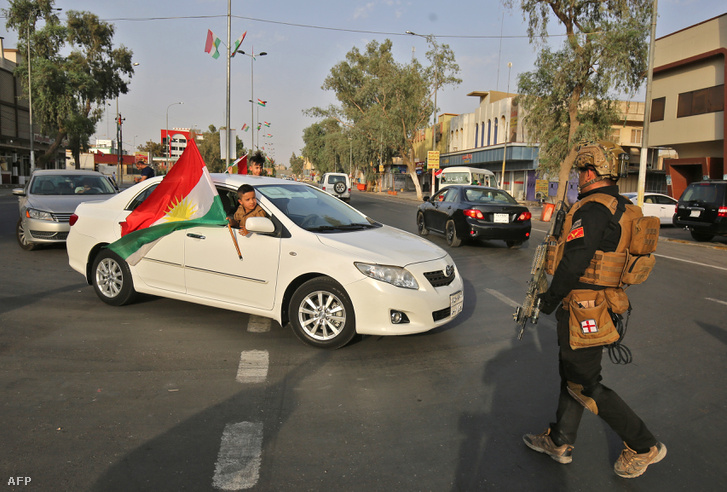 Az iraki hadsereg katonája Kirkuk városban, ahol a népszavazás napján kijárási tilalmat rendeltek el 2017. szeptember 25-én