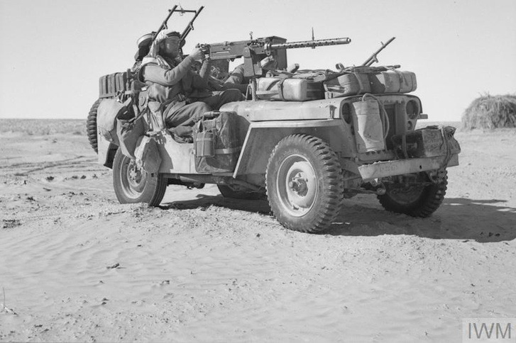 Járőröző jeep a sivatagban. IWM (NA 677)