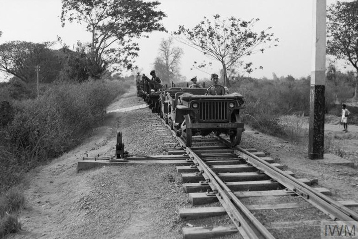 1945 Burma, vasúti közlekedésre átalakított jeep-ek érdekes szerelvénye. IWM (SE 3615)
