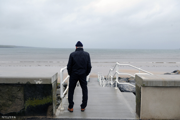 Az Atlanti-óceánt kémleli egy férfi a tengerparton a középnyugat-írországi Clare megyében