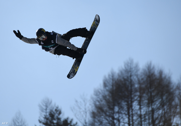 Az amerikai Jake Pates a 2018-as olimpia színhelyén, Phjongcshangban a snowboard-világkupán