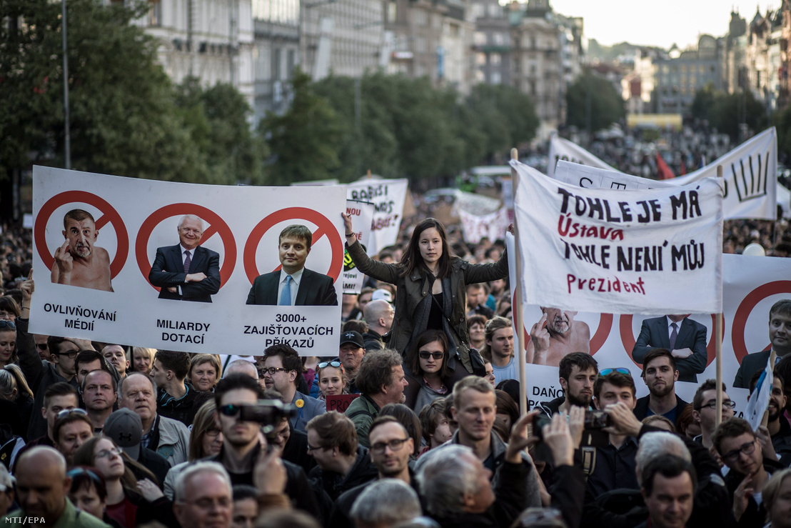 Andrej Babis cseh kormányfõhelyettes pénzügyminiszter, az ANO mozgalom elnöke ellen tüntetnek a tisztázatlan pénzügyei illetve egy Babis ellen szóló hangfelvétel miatt Prágában 2017. május 10-én.