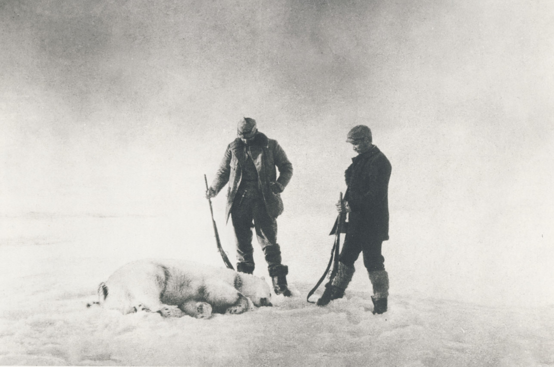 Salomon Andrée és Knut Frænkel egy lelőtt jegesmedvével