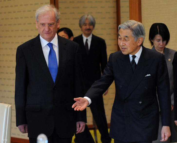 Sólyom László köztársasági elnököt (balra) fogadja vendéglátója, Akihito császár a császári palotában. A magyar államfő négynapos hivatalos látogatáson járt Japánban, a magyar-japán diplomáciai kapcsolatok helyreállításának 50. évfordulóján, 2009 decemberében.