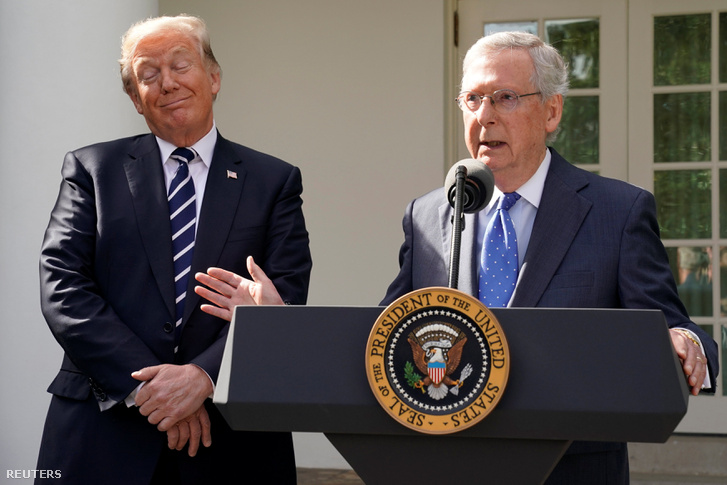Mitch McConell republikánus frakcióvezető és Donald Trump amerikai elnök sajtótájékoztatót tartanak a Fehér Ház kertjében 2017. május 16-án