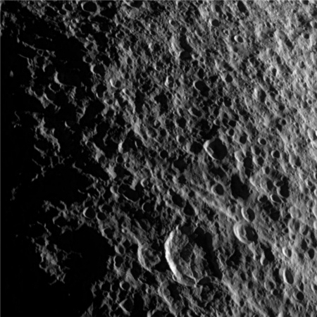 Kráterek és törésvonalak a Szaturnusz Tethys nevű holdján (NASA/JPL/Space Science Institute).
