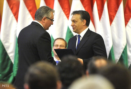 Orbán Viktor miniszterelnök átadja a kinevezési okmányt Pesti Imrének a Budapest Főváros Kormányhivatal vezetőjének