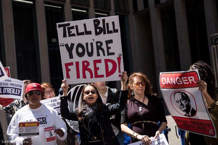 Bill O'Reilly ellen tüntetők a Fox News székházánál New Yorkban, 2017 áprilisában