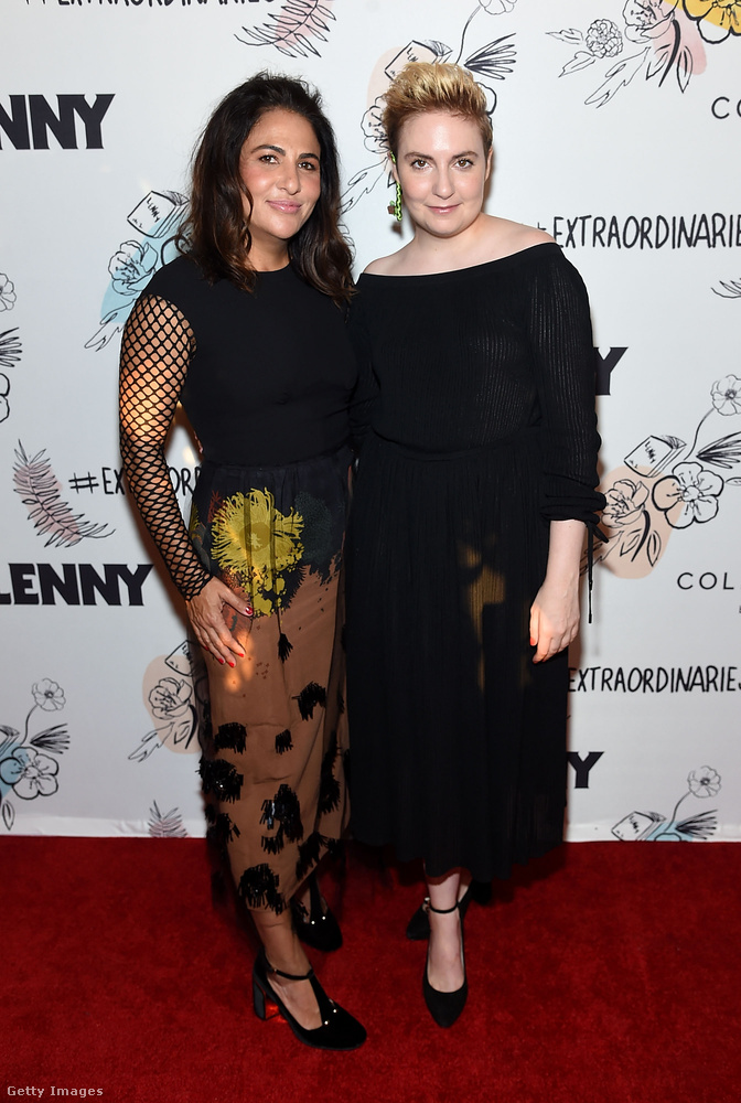 Lena Dunham ejtett vállú feketében, Jenni Konner pedig neccujjas ruhában jelent meg egy New York-i partin szeptemberben.
                        
                        