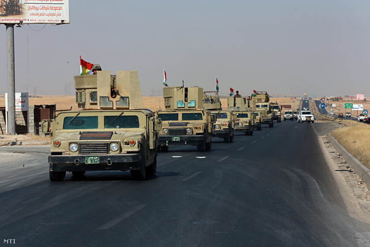 Kurd fegyveresek jármûoszlopa halad az észak-iraki Erbíl város közelében fekvõ Alton Kupri felé