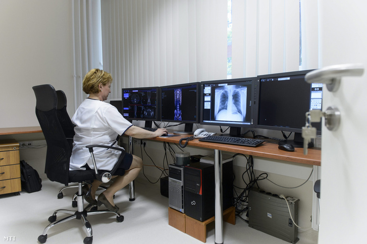 Leletező a hatvani Albert Schweitzer Kórház-Rendelőintézet felújított radiológiai osztályán 2015. május 21-én.