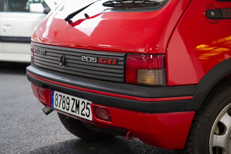 Bár az igazi ínyencek az 1,3-as Rallye-ra esküsznek, azért az 1,6-os és 1,9-es GTI-k is koruk meghatározó forró ferdehátúi voltak.