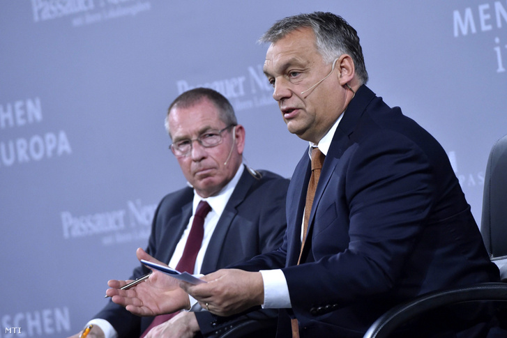 Orbán Viktor miniszterelnök (j) a Passauer Neue Presse napilap Európa-szkepszis - miért van szükségünk Európára? címû pódiumbeszélgetésén Passauban 2017. október 24-én.