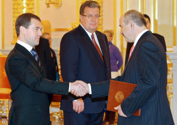 Dmitrij Medojev kezet fog Dimitrij Medvegyev akkori orosz elnökkel 2009 január 16-án.