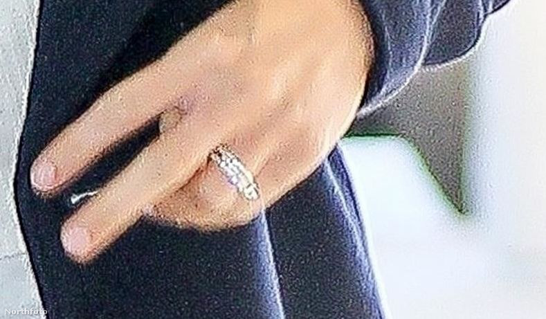 hogy látszik a gyűrű, amelyet a házasságkötéskor Fassbendertől kapott.Oké, lehetne élesebb is a kép, de hát rüptében kapták el.