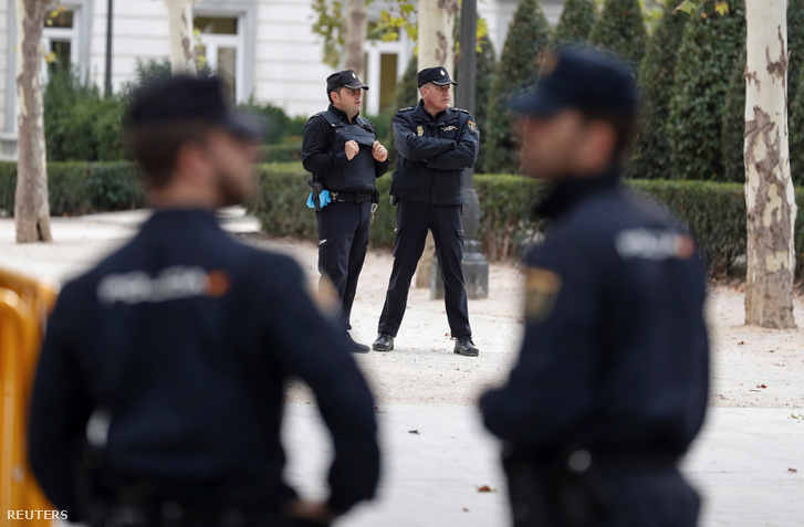 Rendőrök Madridban a Legfelsőbb Bíróság épülete előtt