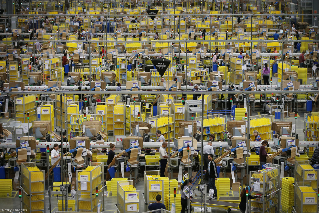 Munka az Amazon egyik angliai raktárában, 2014. december 5-én.